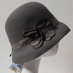 CAPPELLO CLOCHE IN FELTRO DI PURA LANA GRIGIO CON APPLICAZIONE IN VERA PELLE MADE IN ITALY