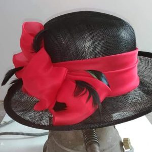 CAPPELLO CERIMONIA NERO APPLICAZIONE IN SETA ROSSA HAT ELEGANT MADE IN ITALY