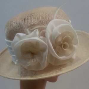 CAPPELLO CERIMONIA ELEGANT BEIGE BIANCO CON APPLICAZIONE FIORI MADE IN ITALY
