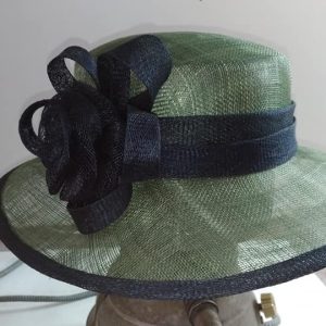 CAPPELLO CERIMONIA ELEGANT HAT VERDE CON APPLICAZIONE BLU MADE IN ITALY