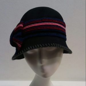 CAPPELLO CLOCHE IN FELTRO DI LANA CON APPLICAZIONE MADE IN ITALY BLU