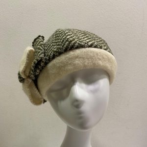Cappello donna lana zuccotto spigato verde panna con fiocco