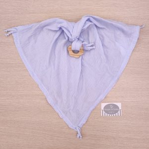 Mussola Doudou con dentaruolo in Legno – Wedoble – Azzurro