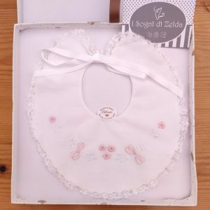 Bavaglino Bianco Ricamato a mano – Fiocchi e Fiorellini Rosa